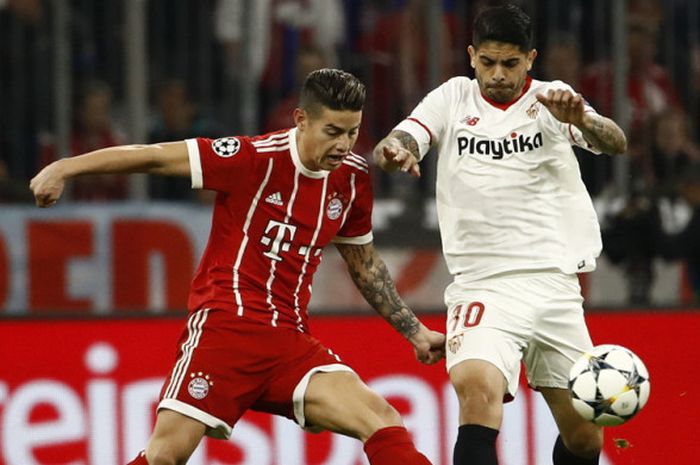 Aksi gelandang Bayern Muenchen, James Rodriguez (kiri), saat berduel dengan pemain Sevilla, Ever Banega, dalam laga leg 2 perempat final Liga Champions 2017-2018 di Stadion Allianz Arena, Muenchen, Jerman, pada Rabu (11/4/2018).