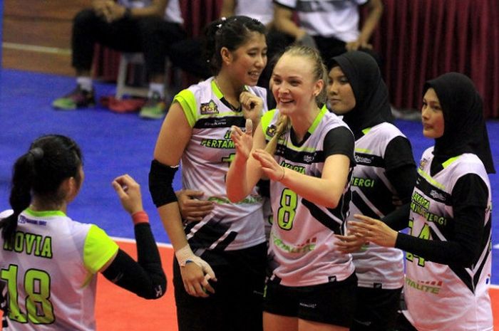 Tim bola voli putri Jakarta Pertamina Energi bereaksi setelah mengalahkan Jakarta PGN Popsivo Polwan pada putaran pertama final four Proliga 2018 yang berlangsung di GOR Ken Arok, Malang, Sabtu (31/3/2018).