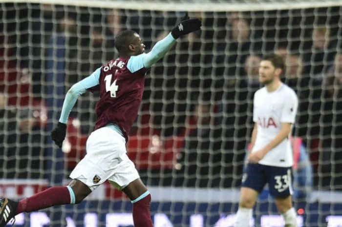 Pemain West Ham United, Pedro Obiang, merayakan golnya ke gawang Tottenham Hotspur ketika kedua tim bertemu pada laga Liga Inggris di Stadion Wembley, London, Jumat (5/1/2018) dini hari WIB.