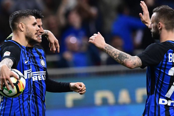 Selebrasi striker Inter Milan, Mauro Icardi (kiri), bersama Joao Cancelo (tengah) dan Marcelo Brozovic, seusai mencetak gol ke gawang Cagliari dalam laga Liga Italia 2017-2018 di Stadion Giuseppe Meazza, Milan, Italia, pada Selasa (17/4/2018).