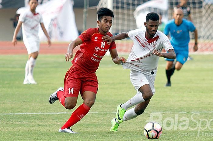 Penyerang Persis Solo, Agung Supriyanto (kiri), berebut bola dengan pemain Persipur Purwodadi dalam laga lanjutan Liga 2 di Stadion Manahan, Solo, Minggu (13/8/2017).