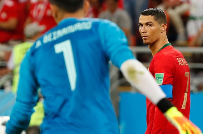 Reaksi penyerang timnas Portugal, Cristiano Ronaldo, setelah eksekusi penaltinya gagal menjebol gawang Iran yang dikawal Alireza Beiranvand dalam laga Grup B Piala Dunia 2018 di Mordovia Arena, Saransk, 25 Juni 2018.