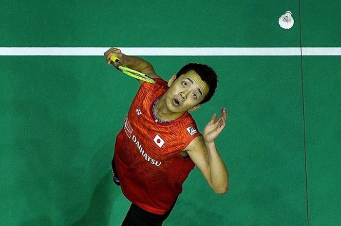 Pebulu tangkis tunggal putra Jepang, Kenta Nishimoto, bersiap menerima shuttlecock yang dipukul oleh sang lawan, Viktor Axelsen, pada laga final turnamen Malaysia Masters 2018.