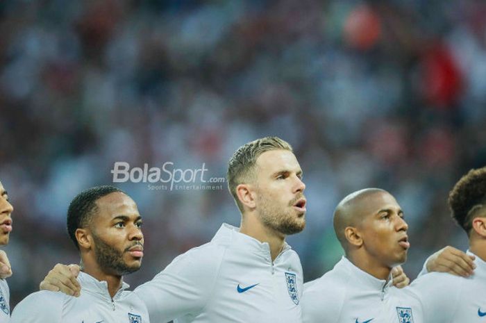 Para pemain Inggris yang terdiri dari Jesse Lingard, Raheem Sterling, Jordan Henderson, Ashley Young, dan Kyle Walker saat menyanyikan lagu kebangsaan dalam pertandingan semifinal Piala Dunia 2018 melawan Kroasia, Rabu (11/7/2018)  di Luzhniki Stadium, Moskow.