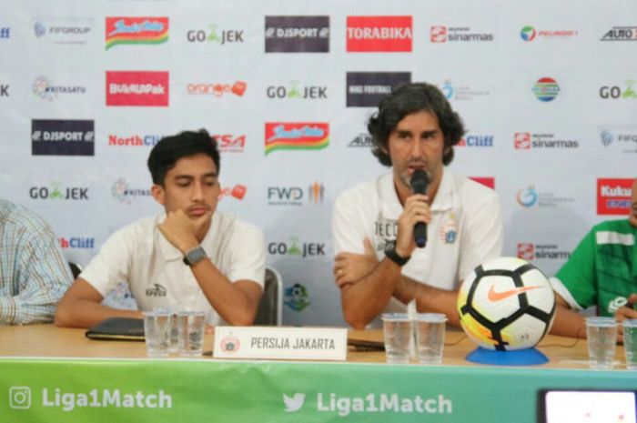 Pelatih Persija Jakarta, Stefano Cugurra (dua dari kanan) ditemani Fitra Ridwan dalam jumpa pers H-1 jelang laga kontra tuan rumah PSMS Medan, Kamis (5/4/2018).