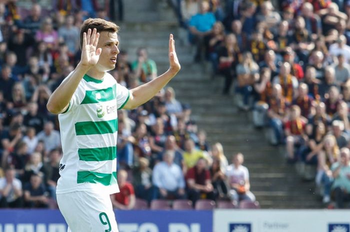 Pemain Lechia Gdansk, Patryk Lipski, merayakan gol yang ia cetak pada laga kontra Pogon Szczecin di Stadion Miejski im. Floriana Krygiera pada laga lanjutan ronde degradasi Liga Polandia pada Sabtu, 12 Mei 2018.