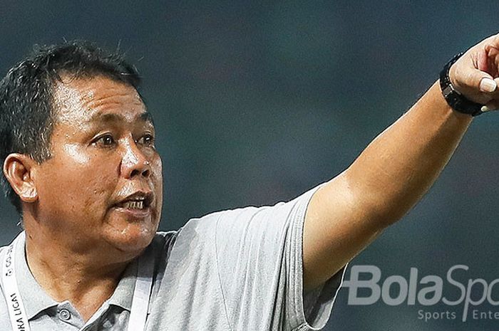 Ekspresi pelatih Semen Padang, Syafrianto Rusli, saat memberikan istruksi kepada pemainnya dalam laga lanjutan Liga 1 2017 melawan Persija Jakarta di Stadion Patriot Candrabagha Bekasi, Jawa Barat, Minggu (22/10/2017).