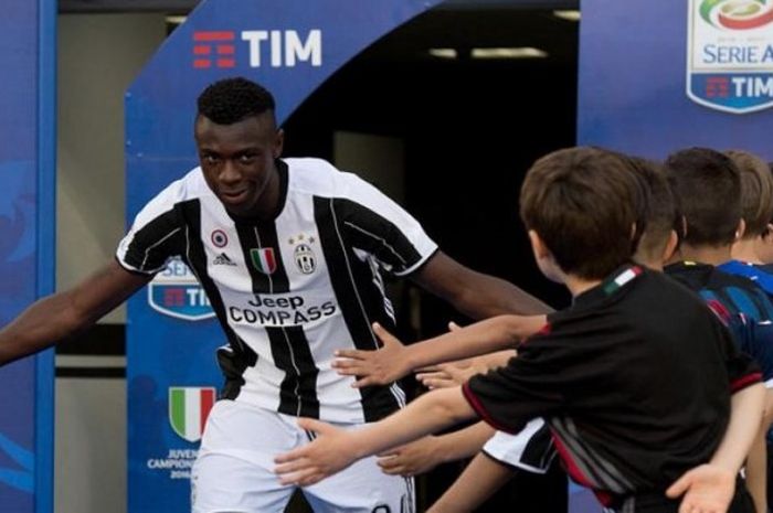 Pemain muda Juventus, Moise Kean, saat melakukan perayaan juara, Minggu (21/5/2017). 