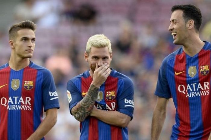 Pemain anyar FC Barcelona, Denis Suarez (kiri), berdiri di sebelah Lionel Messi sebelum laga Trofeo Joan Gamper 2016 kontra Sampdoria, di Camp Nou, Rabu (10/8/2016).