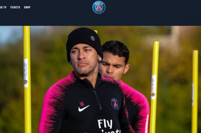 Striker Paris Saint-Germain (PSG), Neymar, mengikuti sesi latihan rutin, Kamis (8/11/2018)