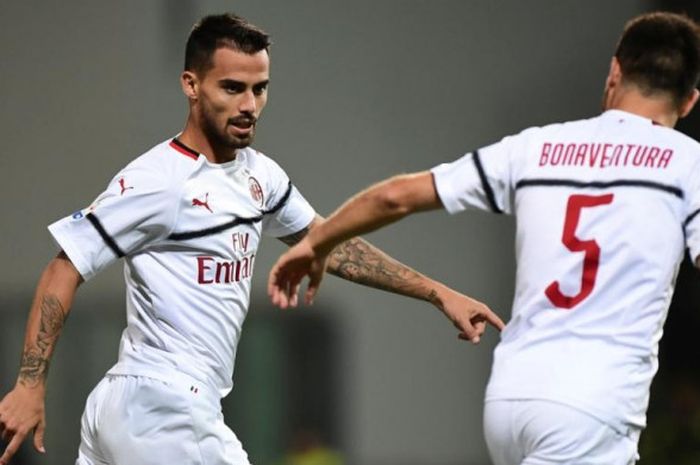 Suso (kiri) merayakan golnya untuk AC Milan dalam partai Liga Italia lawan Sassuolo di Stadion Mapei, Reggio Emilia, 30 September 2018.