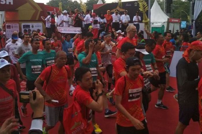 Para peserta Bank Jateng Borobudur Marathon 2017 start di Taman Lumbini Candi Borobudur Magelang, Ja