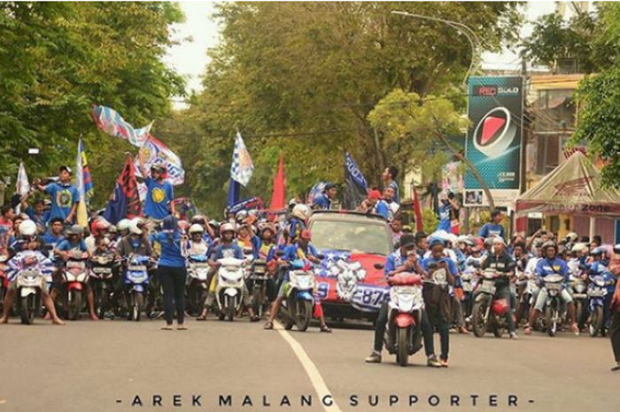 Aremania merayakan HUT Arema ke-30