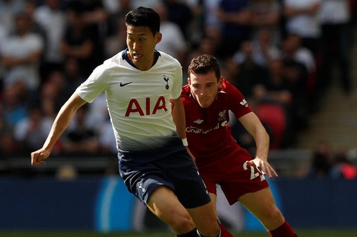 Penyerang Tottenham Hotspur, Son Heung-Min (kiri), berduel dengan bek Liverpool FC, Andrew Robertson, dalam laga Liga Inggris di Stadion Wembley, London, Inggris pada 15 September 2018.