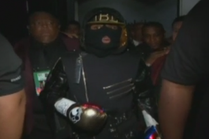  Gaya Floyd Mayweather Jr saat berjalan ke ring.  