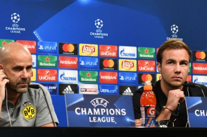 Gelandang Borussia Dortmund, Mario Goetze, dan pelatih Peter Bosz (kiri) saat hadir di konferensi pers di Stadion BVB Dortmund, Jerman, Senin (25/9/2017).