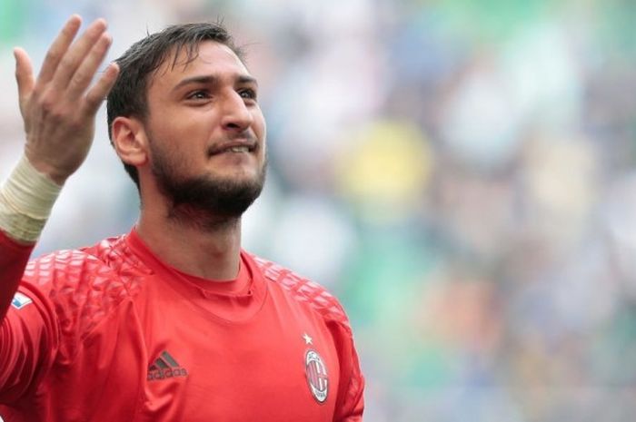 Kiper AC Milan, Gianluigi Donnarumma, salut dengan dukungan penggemar dalam laga Serie A kontra Inter Milan di Stadion Giueseppe Meazza, Milan, Italia, pada 15 April 2017.