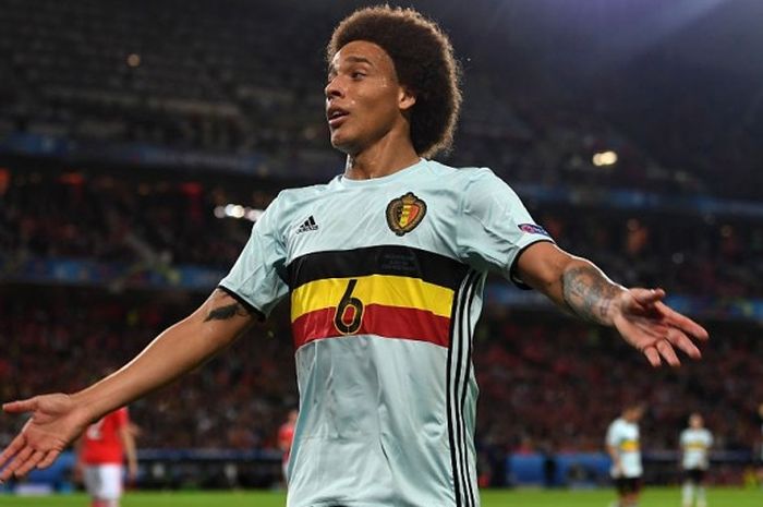 Aksi Axel Witsel saat membela timnas Belgia menghadapi Wales pada laga perempat final Piala Eropa di Stade Pierre-Mauroy, Lille, 1 Juli 2016.