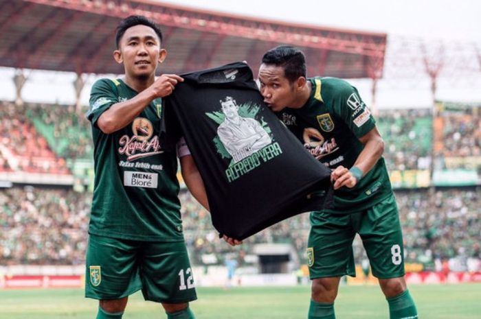 Rendi Irwan dan Oktafianus Fernando melakukan selebrasi dengan mencium kaos bergambar mantan pelatih Persebaya, Alfredo Vera di Stadion Gelora Bung Tomo pada Minggu (5/8/2018).