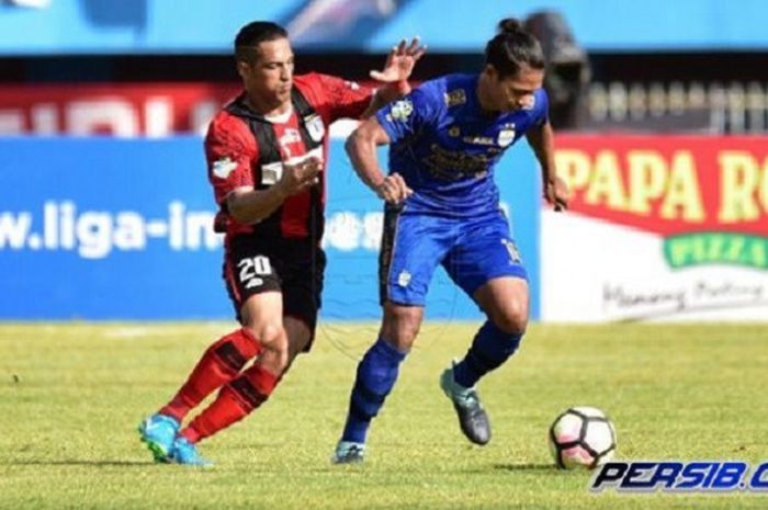 Achmad Jufriyanto disiplin jaga lini belakang.