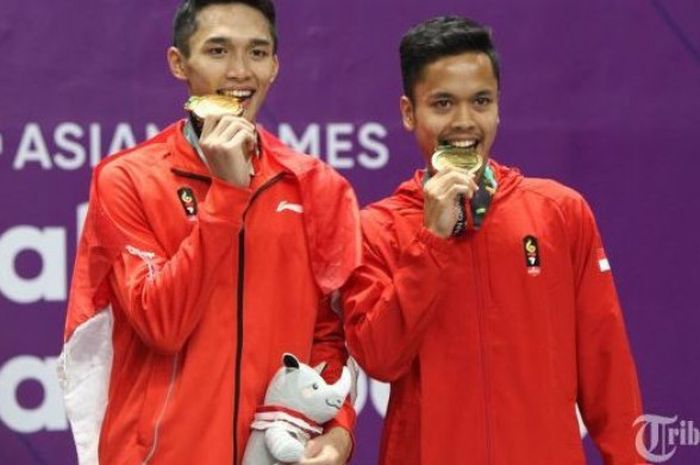  Tunggal putra Indonesia, Jonatan Christie bersama Anthony Sinisuka Ginting saat upacara pengalungan