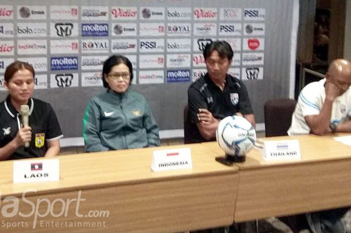 Ketua Asosiasi sepak bola Wanita Indonesia, Papat Yunisal (kedua dari kiri), dan pelatih dari negara peserta AFF Girls Champions berbicara kepada media dalam sesi jumpa pers, Senin (30/4/2018).