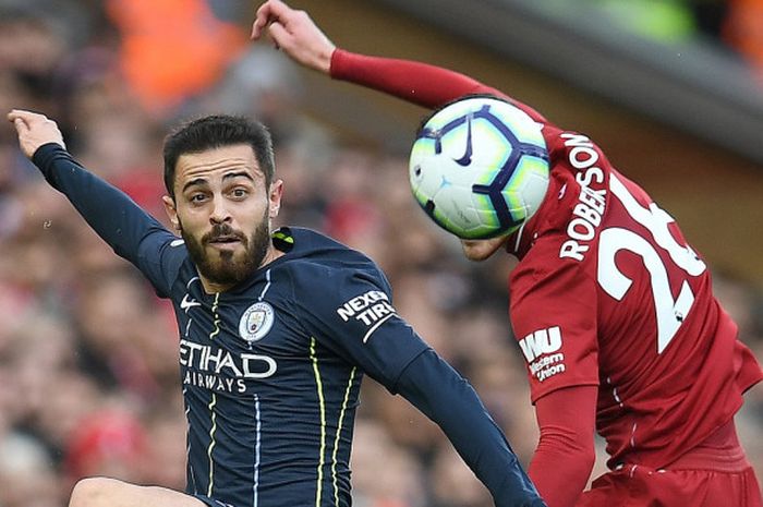 Pemain Manchester City, Bernardo Silva, berebut bola melawan bek Liverpool Andrew Robertson pada laga lanjutan Liga Inggris di Stadion Anfield, Minggu (7/10/2018) malam WIB.