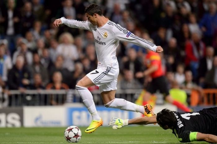 Bintang Real Madrid, Cristiano Ronaldo, mengelabui penjaga gawang Juventus, Gianluigi Buffon, pada partai fase grup Liga champions di Stadion Santiago Bernabeu, 23 Oktober 2013.