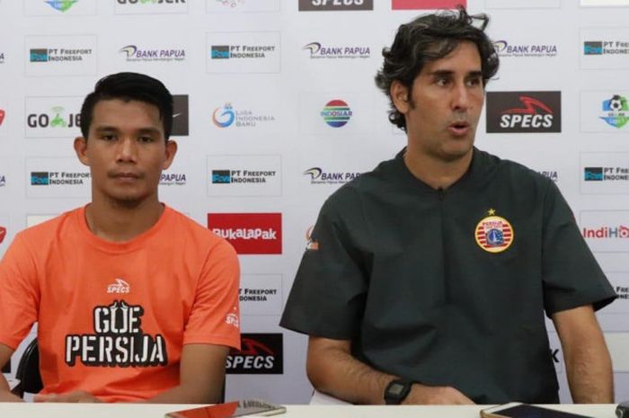  Pemain dan pelatih Persija Jakarta, Sandi Darman Sute dan Stefano Cugurra memberikan keterangan pers pasca laga kontra Persipura Jayapura, di Stadion Mandala, Jayapura, Kamis (25/10/2018). 