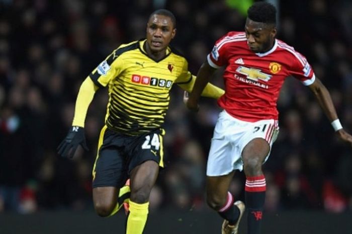 Bek muda Manchester United, Timothy Fosu-Mensah (kanan), berhadapan dengan striker Watford, Odion Ig