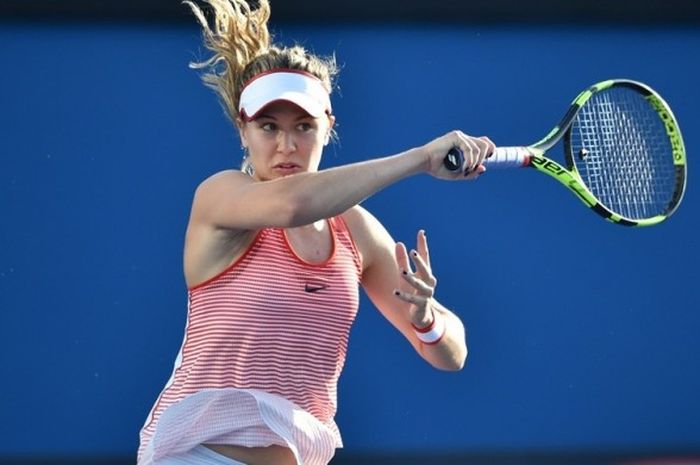 Petenis Kanada, Eugenie Bouchard, memukul bola dari petenis Serbia, Aleksandra Krunic, saat bertemu pada babak pertama Australia Terbuka di Melbourne Park, Senin (18/1/2016).