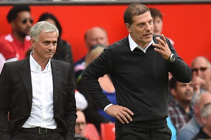 Reaksi manajer Manchester United, Jose Mourinho (kiri), dalam laga Liga Inggris kontra West Ham United di Stadion Old Trafford, Manchester, pada 13 Agustus 2017.