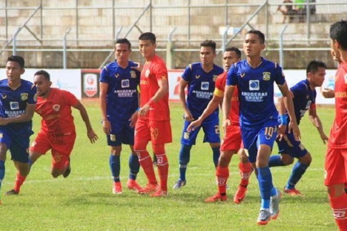 Persiba Balikpapan saat berlaga di Stadion Tuah Pahoe, Palangkaraya Rabu (25/4/2018). Persiba ditahan imbang 2-2 oleh tuan rumah Kalteng Putra. 