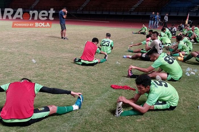 Pemain Persebaya melakukan peregangan sebelum latihan dimulai di Gelora Bung Tomo, Jumat (3/6/2017).