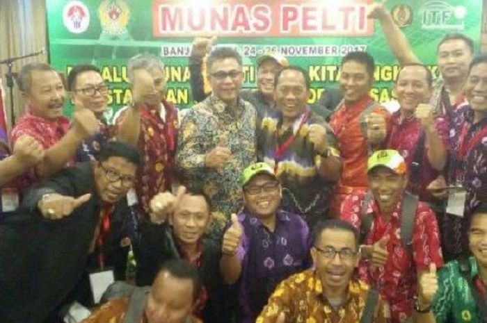 Rildo Ananda Anwar (berdiri tengah) dan peserta Munas PP Pelti 2017 