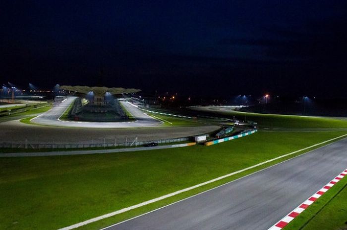 Sirkuit Sepang, Malaysia, sedang melakukan uji coba sistem penerangan untuk menggelar balapan malam hari.