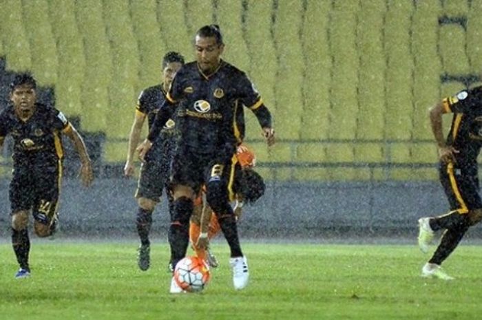 Playmaker Argentina, Gustavo Lopez, saat membela Terengganu FA ketika mereka dikalahkan, PKNS Selangor, pada laga Piala FA Malaysia, Jumat (19/2/2016).