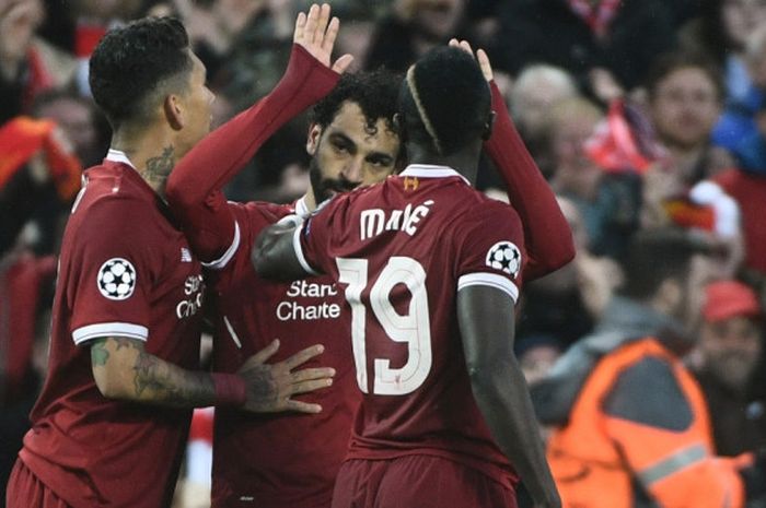             Pemain sayap Liverpool, Mohamed Salah, menolak melakukan selebrasi setelah mencetak gol ke gawang AS Roma pada laga leg pertama semifinal Liga Champions di Stadion Anfield, Selasa (24/4/2018) waktu setempat, sembari diapit Roberto Firmino (kiri) dan Sadio Mane.             