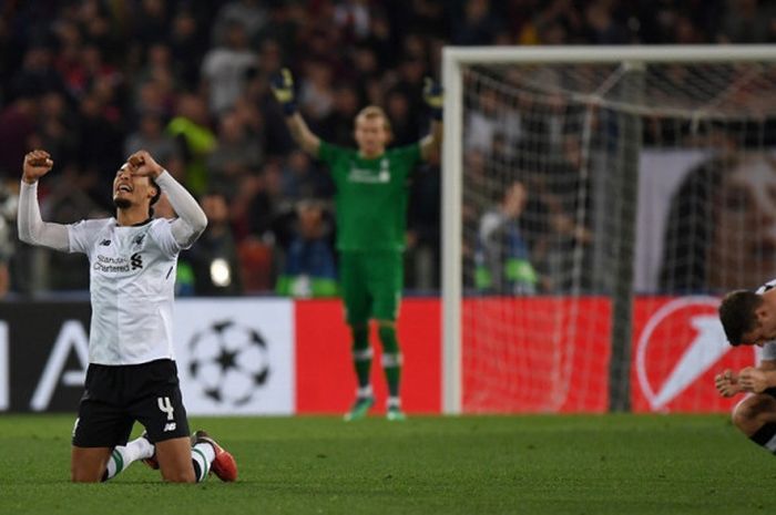   Pemain Liverpool FC, Virgil van Dijk, Loris Karius, dan James Milner, melakukan selebrasi seusai laga leg kedua semifinal Liga Champions kontra AS Roma di Stadion Olimpico, Roma, Italia pada 2 Mei 2018.  