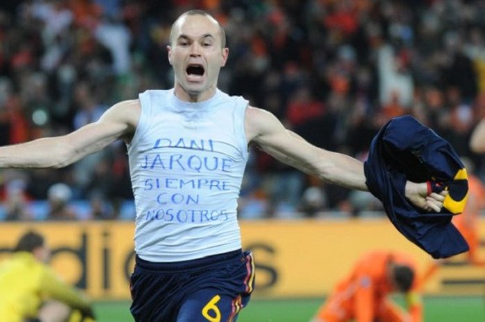 Gelandang Spanyol, Andres Iniesta, merayakan golnya ke gawang Belanda di final Piala Dunia 2010.