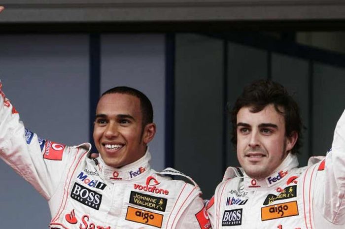 Dua pebalap McLaren Mercedes, Lewis Hamilton (kiri) dan Fernando Alonso (kanan) di tahun 2007