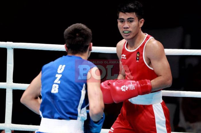 Petinju asal Indonesia, Sunan Agung Amoragam (merah) kala berlaga di Asian Games 2018.