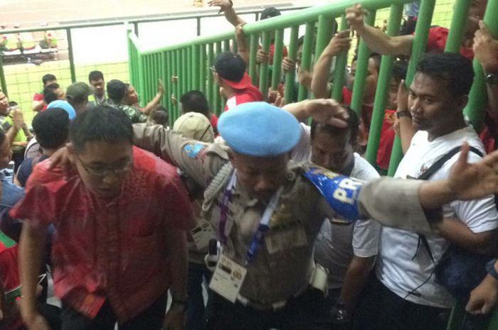 Seorang warga Hong Kong diamankan petugas keamanan pada laga Grup A sepak bola Asian Games 2018 antara timnas u-23 dan timnas u-23 Hong Kong di Stadion Patriot Candrabhaga, Kota Bekasi, Senin (20/8/2018).