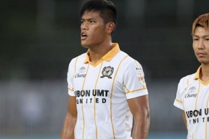 Kapten sekaligus gelandang Ubon UMT United asal Jepang, Kanta Yamazaki (kanan). 