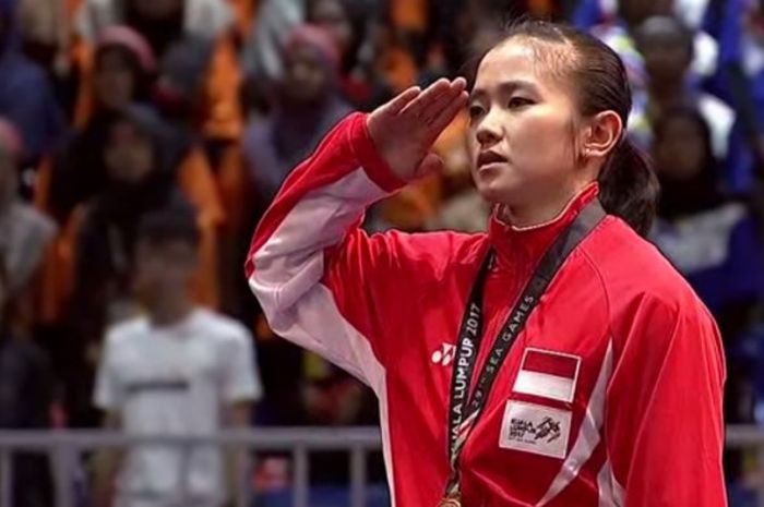 Felda Elvira Santoso hormat dengan khidmat saat lagu Indonesia Raya Berkumandang  dalam ajang SEA Games 2017