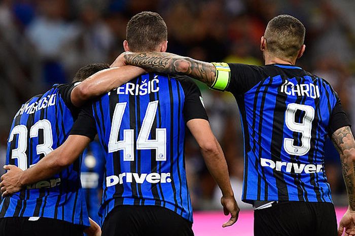 Bek Inter Milan, Danilo D'Ambrosio (kiri) dan striker Inter Milan Mauro Icardi (kanan), merayakan gol yang dicetak striker Inter Milan, Ivan Perisic, saat melawan Fiorentina dalam laga lanjutan Liga Italia 2017-2018 di Stadion San Siro, Milan, Italia, pada 20 Agustus 2017.