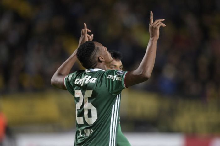 Bek Palmeiras, Yerry Mina, merayakan gol yang dia cetak ke gawang Penarol dalam laga Copa Libertadores di Stadion Campeones del Siglio, Montevideo, Uruguay, pada 27 April 2017.