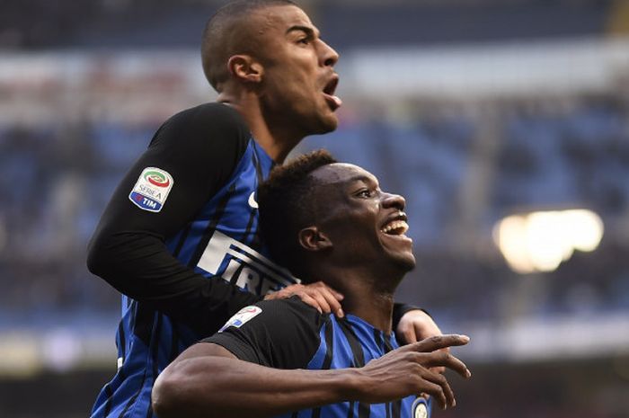 Penyerang Inter Milan, Yann Karamoh (kanan), merayakan golnya bersama gelandang Rafinha dalam pertandingan Liga Italia melawan Bologna, Minggu (11/2/2018) di Stadion Giuseppe Meazza, Milan.