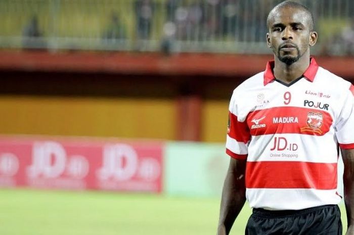 Penyerang anyar Madura United, Greg Nwokolo. 