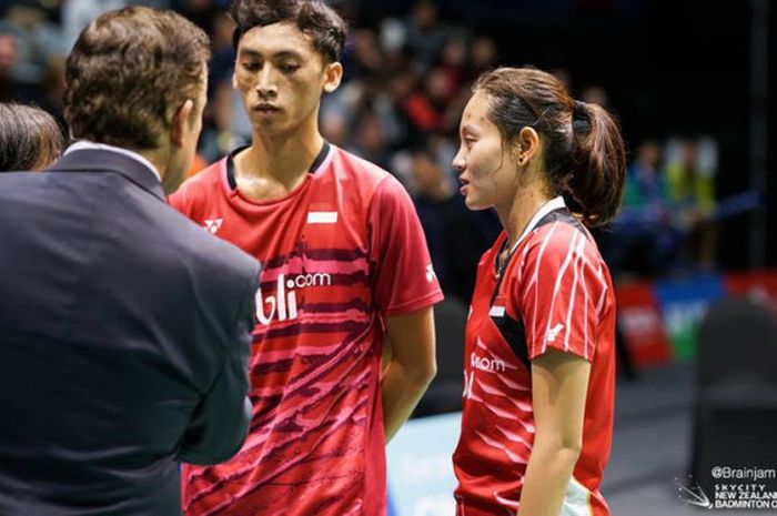 Ronald Alexander (kiri) dan Annisa Saufika diwawancarai media setelah memenangi SKYCITY New Zealand Open 2017 di North Shotre Events Center, Auckland, Selandia Baru, pada Minggu (6/8/2017).